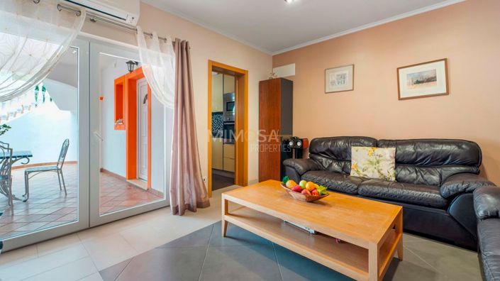 Image No.22-6 Bed Property for sale