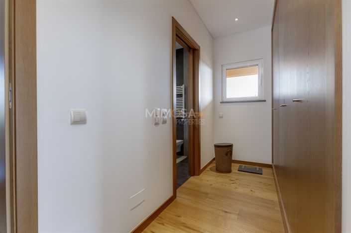 Image No.25-4 Bed House for sale