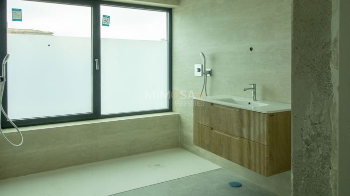 Image No.10-3 Bed Property for sale