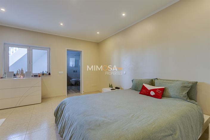 Image No.10-4 Bed Property for sale