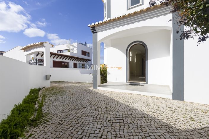 Image No.12-4 Bed Property for sale