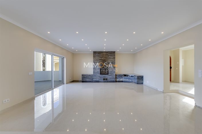 Image No.15-4 Bed Property for sale