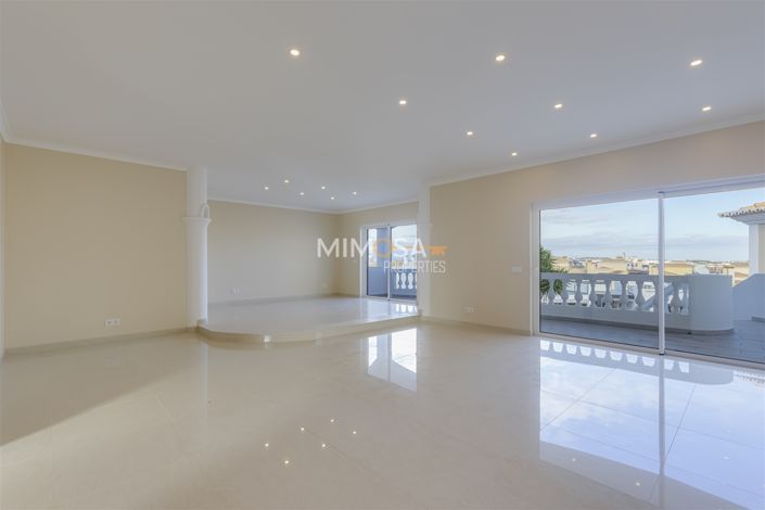 Image No.17-4 Bed Property for sale