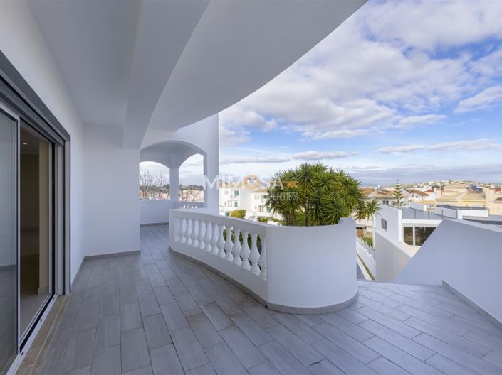 Image No.18-4 Bed House for sale
