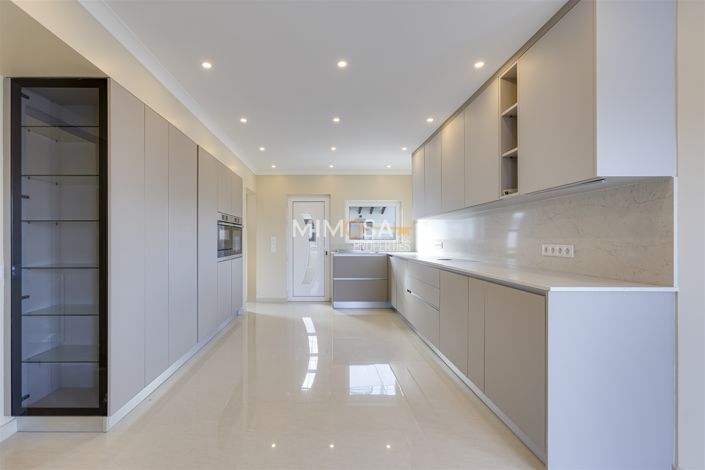 Image No.20-4 Bed Property for sale