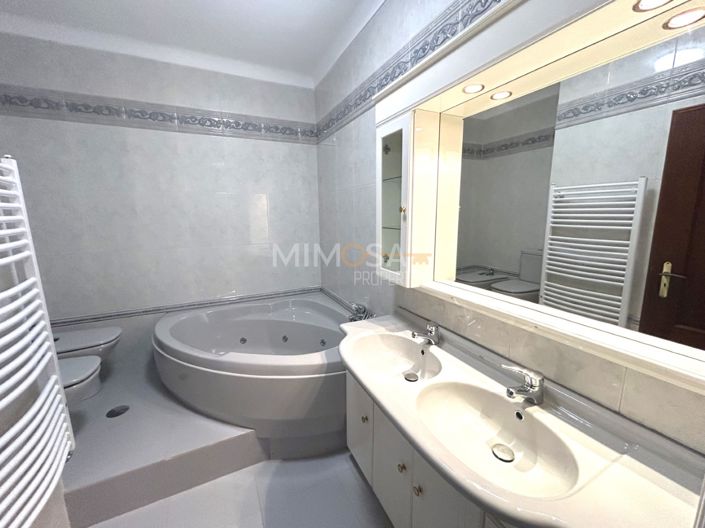 Image No.17-4 Bed Property for sale