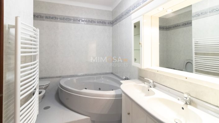 Image No.21-4 Bed Property for sale