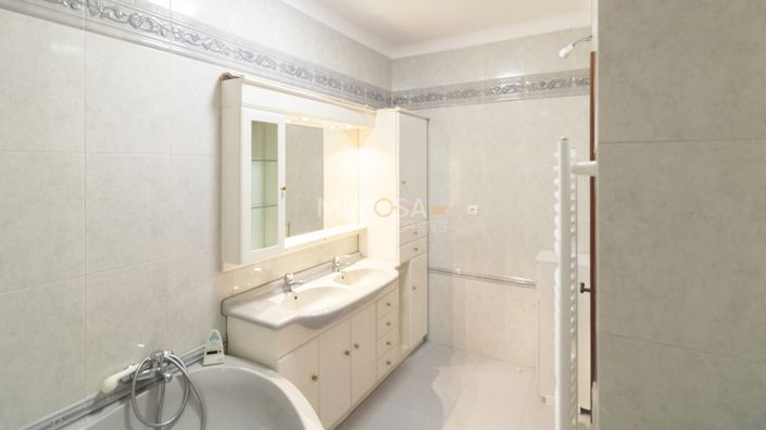 Image No.22-4 Bed Property for sale