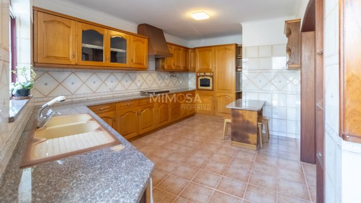 Image No.6-4 Bed Property for sale