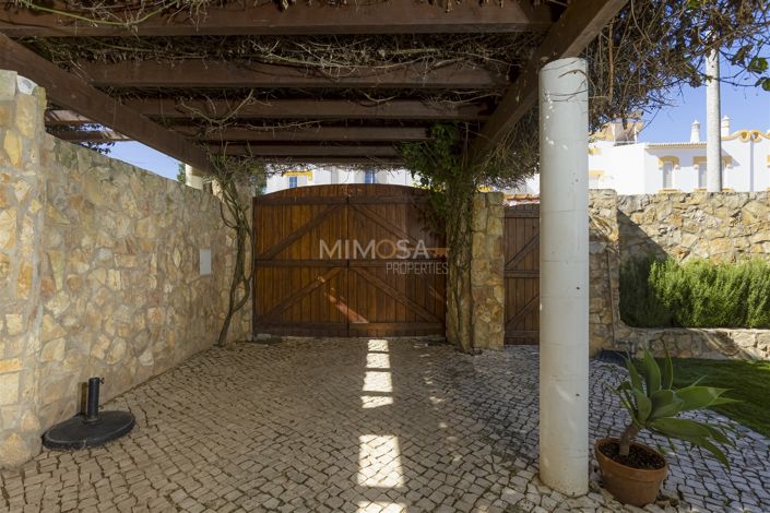 Image No.2-Propriété de 3 chambres à vendre à Lagos