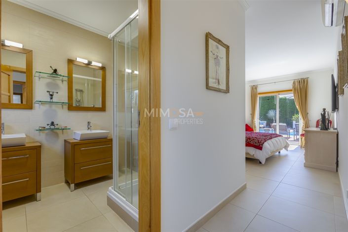 Image No.19-5 Bed Property for sale