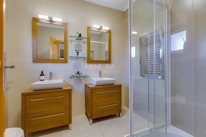 Image No.20-5 Bed Property for sale