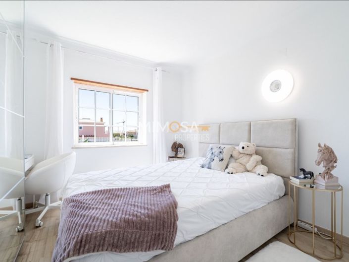 Image No.25-4 Bed House for sale