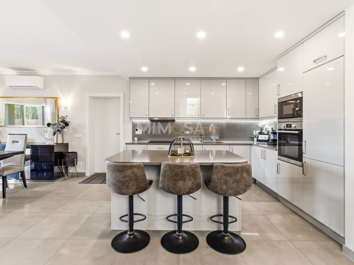 Image No.8-4 Bed House for sale