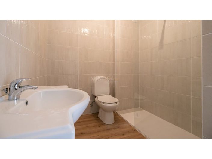Image No.18-4 Bed House for sale