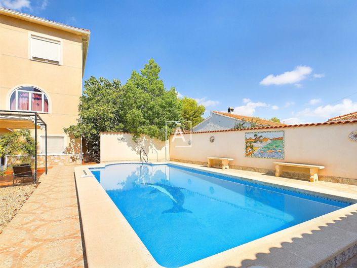 Image No.1-6 Bed Villa for sale