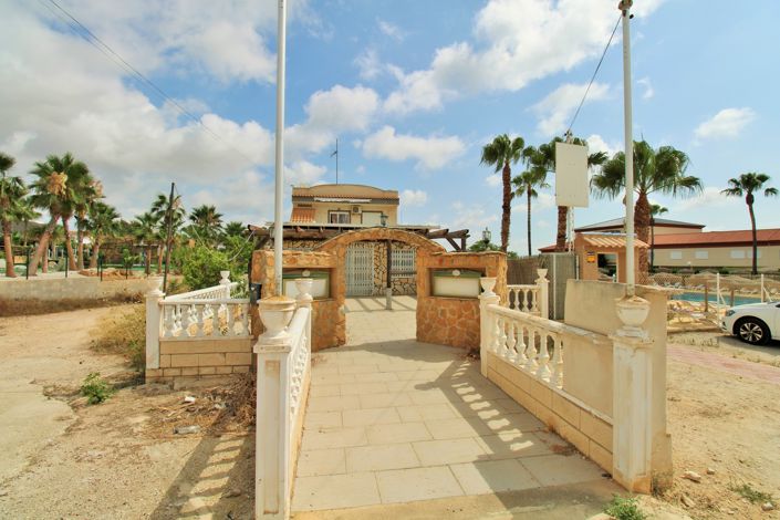 Image No.1-3 Bed Commercial for sale