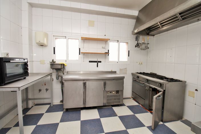 Image No.12-3 Bed Commercial for sale