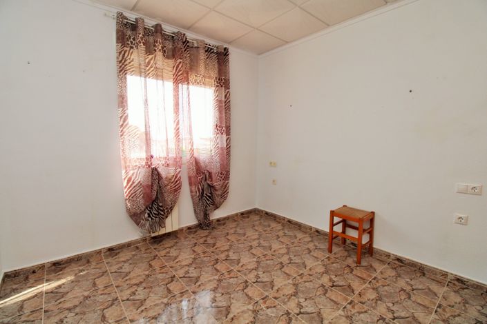 Image No.28-3 Bed Commercial for sale