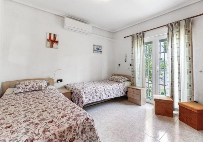 Image No.14-Villa de 4 chambres à vendre à Playa Flamenca