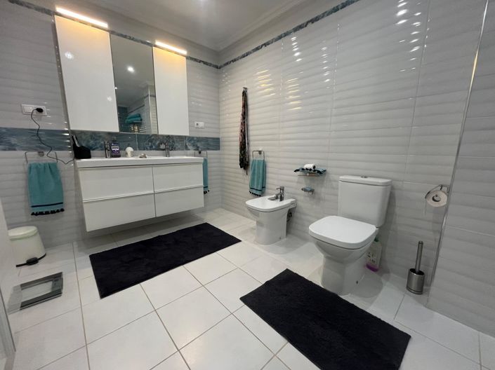 Image No.18-4 Bed Townhouse for sale