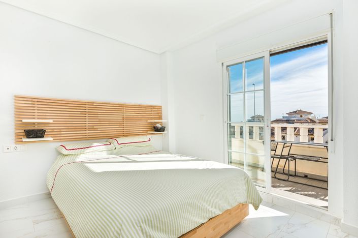 Image No.30-3 Bed Townhouse for sale