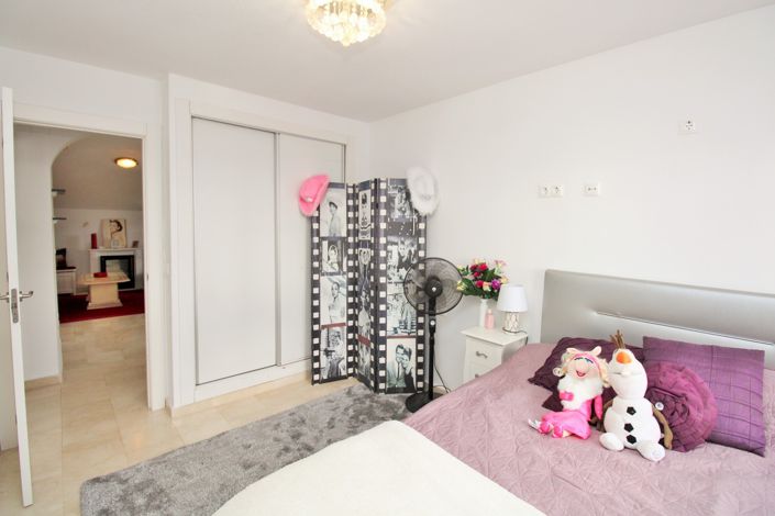 Image No.20-4 Bed Townhouse for sale