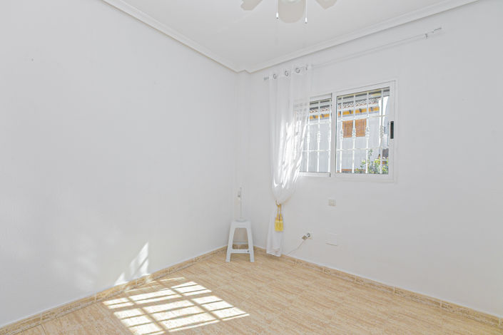 Image No.25-2 Bed Townhouse for sale