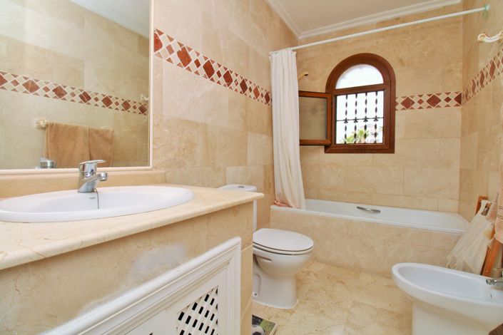 Image No.18-2 Bed Townhouse for sale