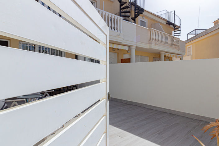 Image No.42-2 Bed Townhouse for sale