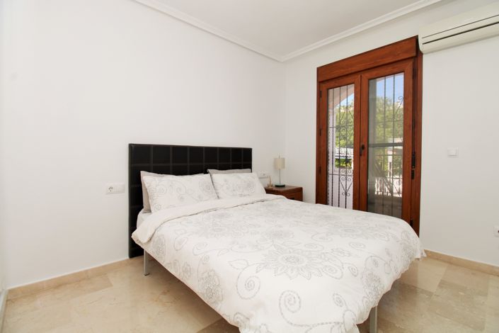 Image No.18-3 Bed Townhouse for sale