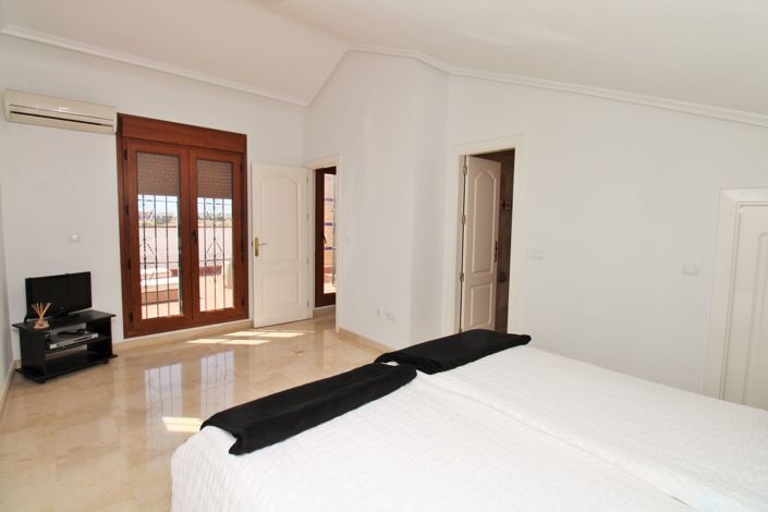 Image No.22-3 Bed Townhouse for sale