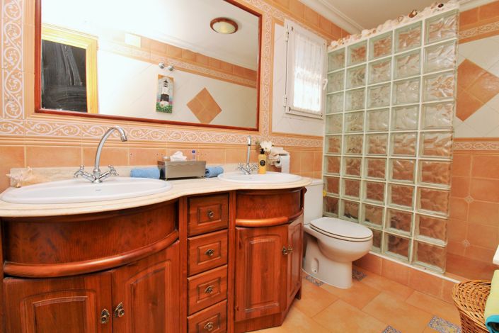 Image No.14-2 Bed Townhouse for sale
