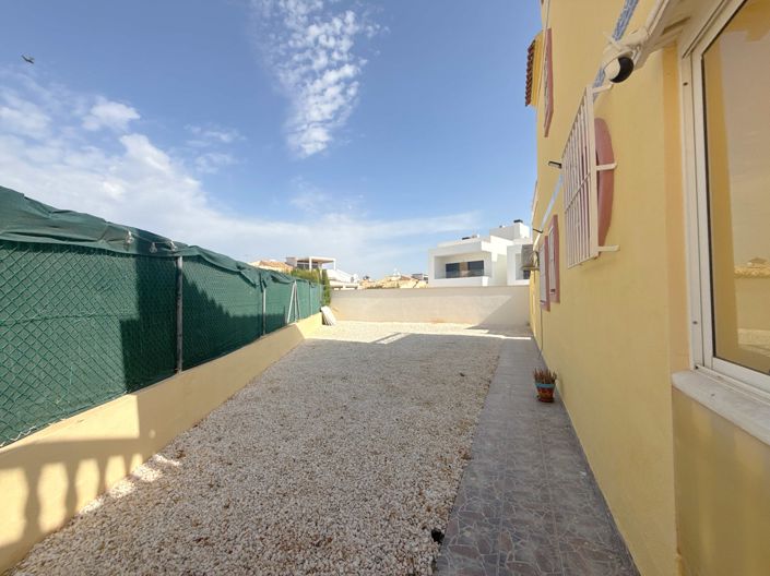 Image No.20-3 Bed Townhouse for sale
