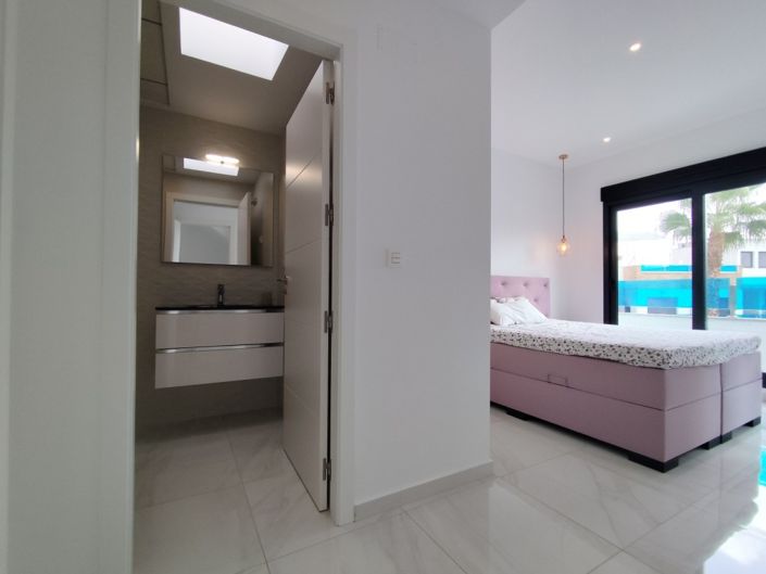 Image No.20-3 Bed Townhouse for sale