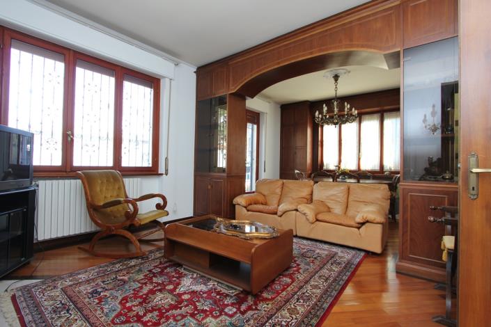 Image No.1-4 Bed House for sale