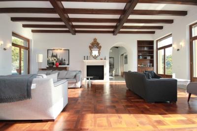 villa-con-piscina-in-vendita