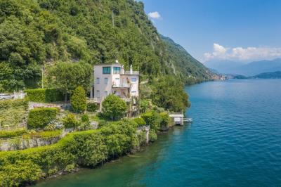 Villa-fronte-lago-ad-Argengo