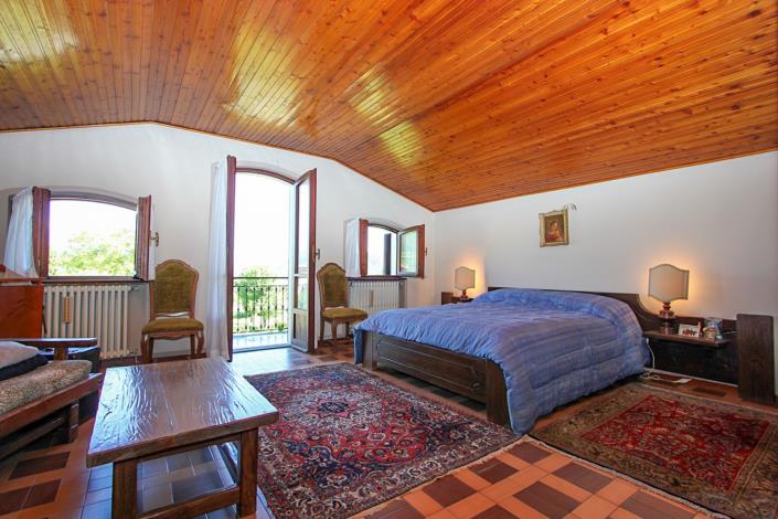 Image No.8-5 Bed House for sale