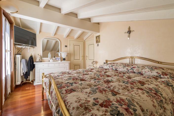 Image No.17-2 Bed House for sale