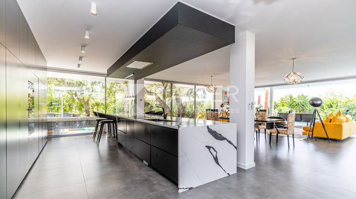 Image No.11-7 Bed Villa for sale