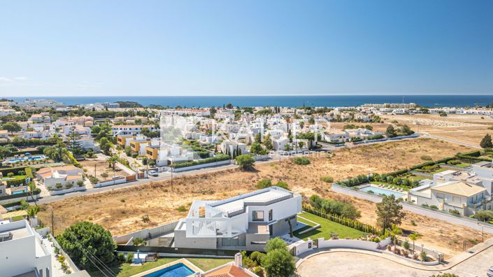 Image No.2-4 Bed Villa for sale