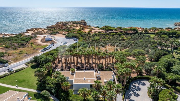 South-facing frontline villa with heated pool, jacuzzi, total privacy and walking distance to the be