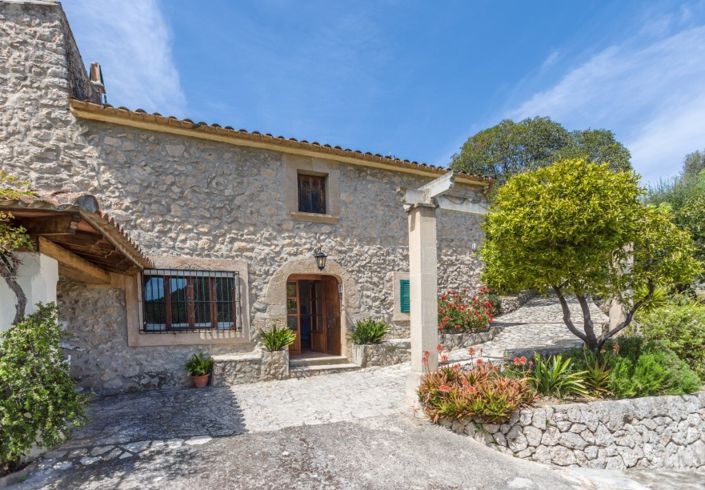 Image No.1-4 Bed Property for sale