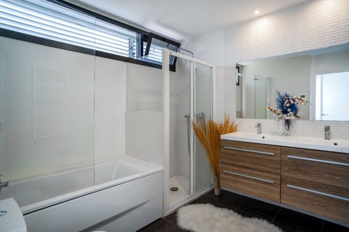 Image No.15-4 Bed Chalet for sale