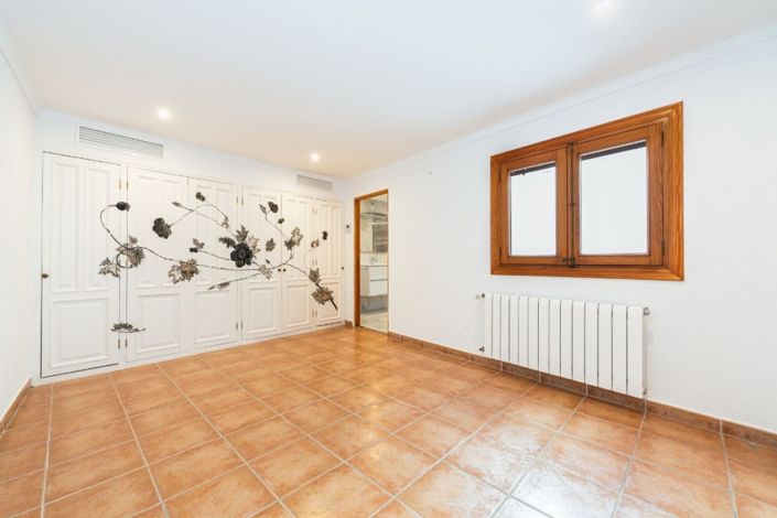 Image No.14-4 Bed Townhouse for sale