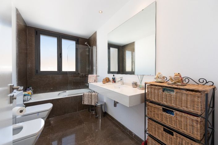 Image No.9-3 Bed Apartment for sale