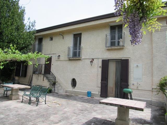 Image No.1-10 Bed Townhouse for sale