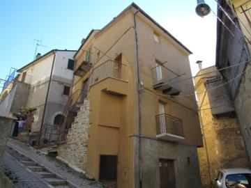 1 - Bomba, Maison de ville