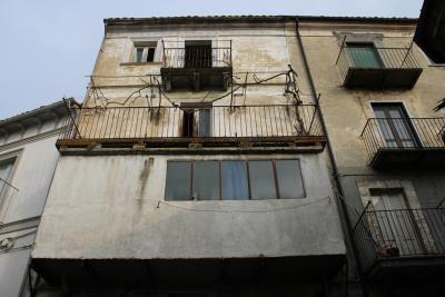 1 - Bomba, Maison de ville